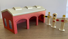 ERTL Thomas the Tank Engine. Engine shed and 3x signals.
