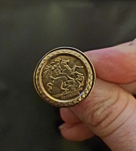 375 9ct gold sovereign ring - 375,