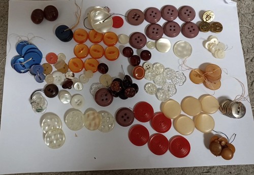 Small job lot vintage buttons - job,