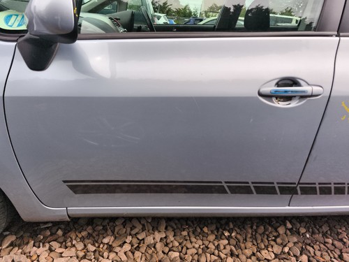 Toyota auris 2009 - toyota, door