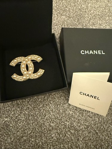 Authentic chanel pin - chanel, &