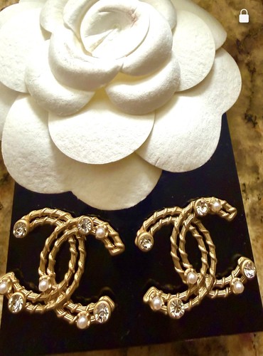 Chanel gold tone - cc, crystal