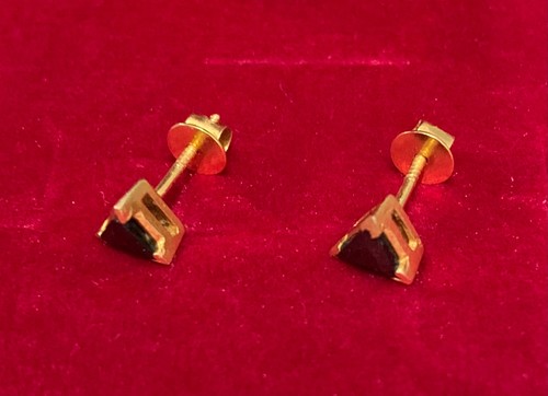 Solid 22ct yellow - gold, stud