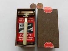 A BOXED 'VELET' AUTO-STROP SE SAFETY RAZOR. NEW OLD STOCK.