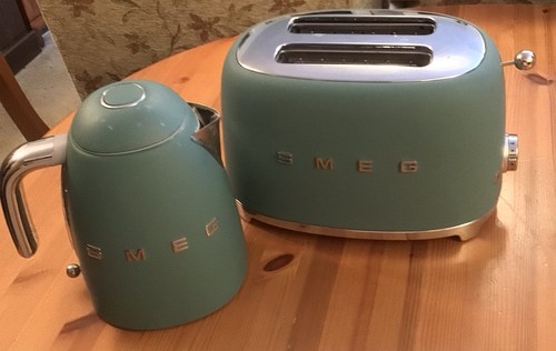 Boxed smeg jug kettle - 1.7l,