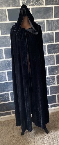 Black velvet cape with - with, hood