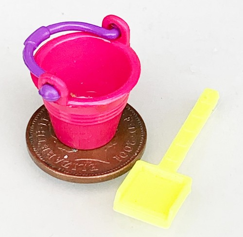 Dolls house small plastic - small,