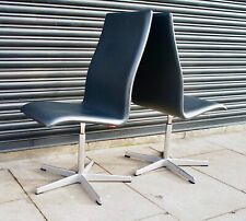 A pair of Arne Jacobsen Oxford chair for Fritz Hansen