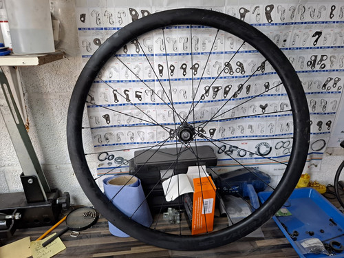 700c carbon fibre rear wheel - carbon,