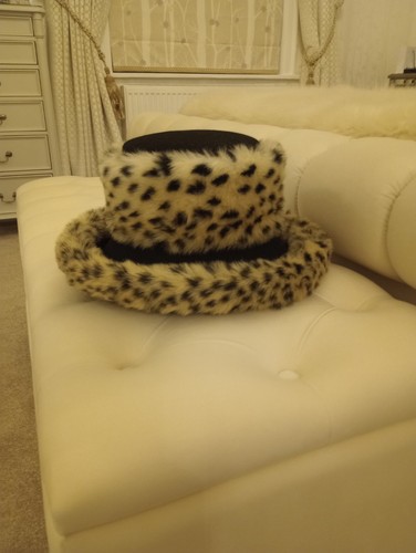 Hatbox debenhams winter - by,