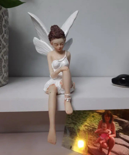 White winged sitting - white,