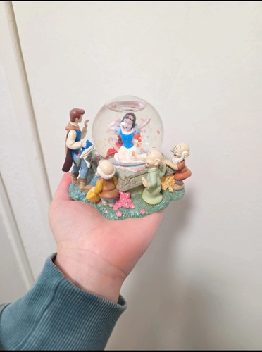 Disney snow white snow globe