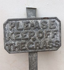 ANTIQUE CAST METAL PLEASE KEEP OFF THE GRASS SIGN, EARLY 20th C STEEL / IRON