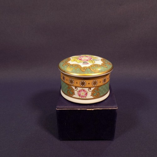 Royal worcester queen - royal,