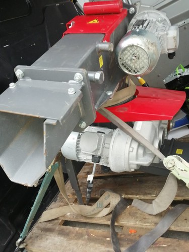 Screw feeder with - , crusher