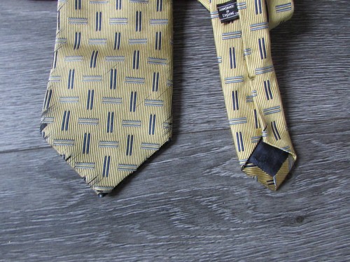 Gold coloured with short - coloured, lines