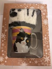 Black & White Cat Waggy tails Mug & fluffy paw print claw socks gift box