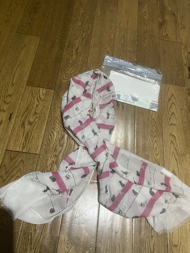 Nwt the scarf - nwt, giraffe
