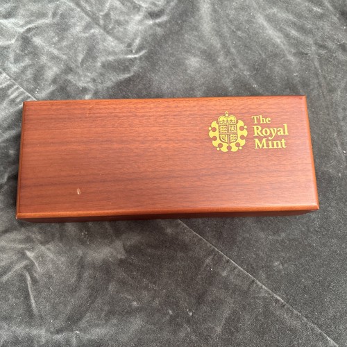 Royal mint sovereign set box - royal,