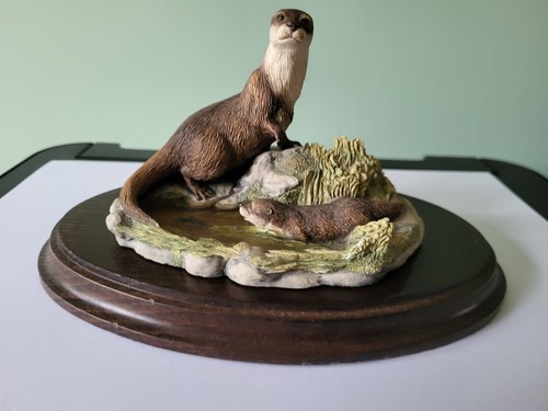 Border fine arts otter - fine, "otter