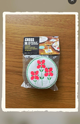 Vintage 1970s floral round - floral,