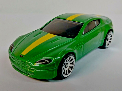 Aston martin vantage hot - v8,