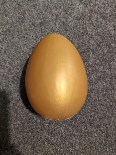 Props shows large golden egg - large,