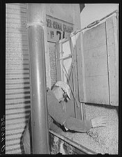 Photo:Storing corn in