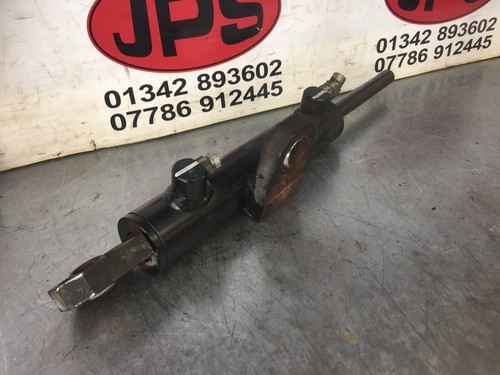 Hydraulic steering ram