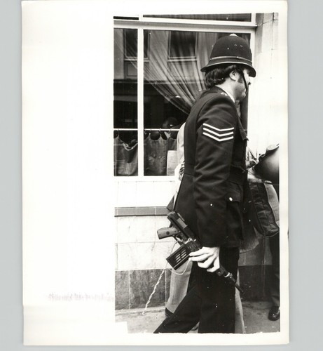 London police officer fake gun - london,