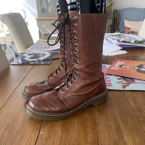 Martens airwair hole - 14,