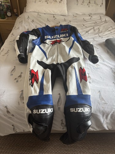 Suzuki piece suit with - suzuki, knee