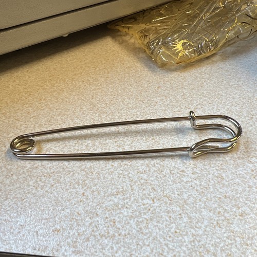 Kilt giant safety pin - kilt,