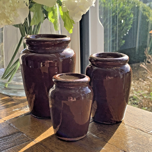 Various sized stoneware - x,