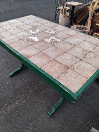 Farmhouse kitchen table - ., tiled