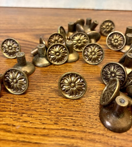 Lot floral cabinet knobs - lot, 37