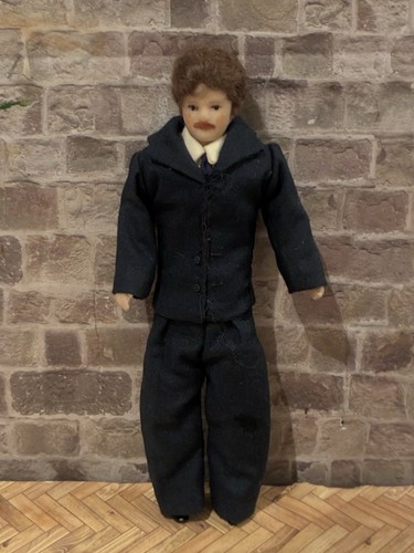 Dolls house scale - dolls,