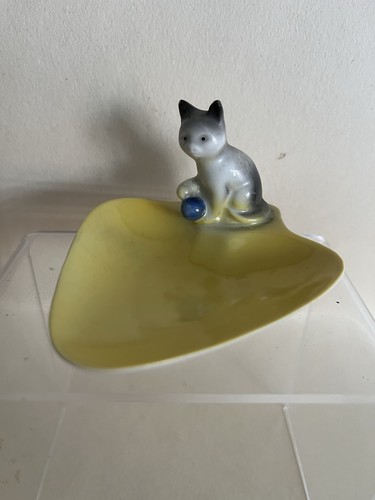 Vintage yellow cat - yellow,