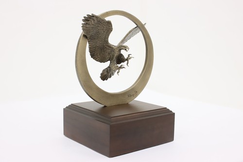 Striking eagle statue vintage - statue,