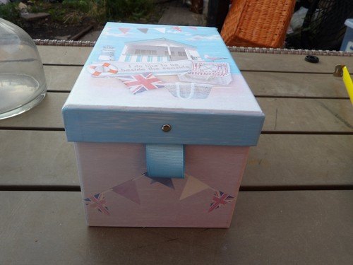 Cardboard keepsake box seaside