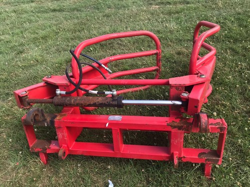 Round bale squeeze close - -,