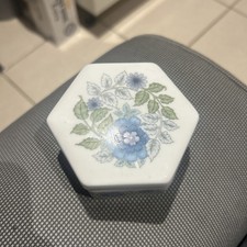 VINTAGE WEDGEWOOD CHINA CLEMENTINE OCTAGON LIDDED TRINKET DISH. 