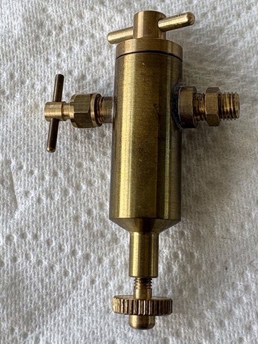 Displacement lubricator for - lubricator,