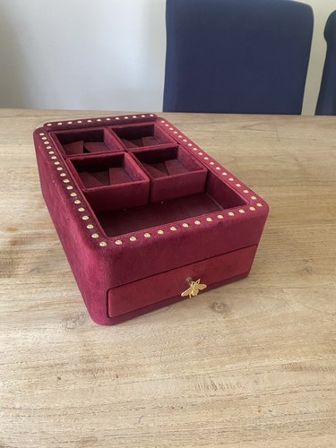 Stunning gucci display velvet - gucci,