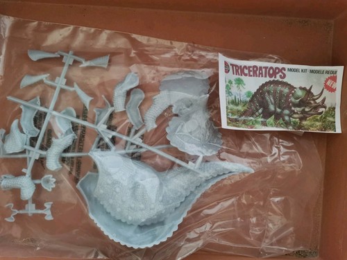 Airfix triceratops scale model - scale,