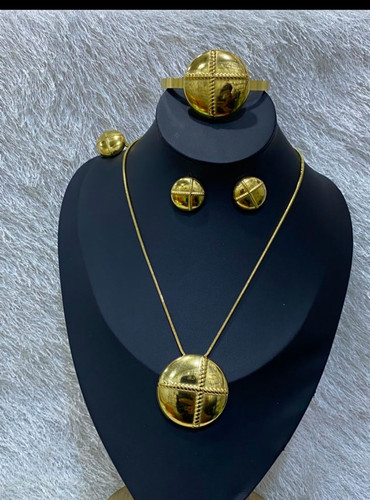 Gold tone metal jewellery set - gold,