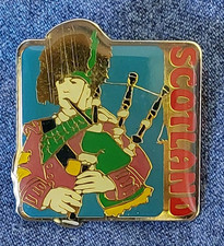 SCOTLAND Collectors Souvenir Enamel Pin Badge, Bagpipes, Nice Quality 
