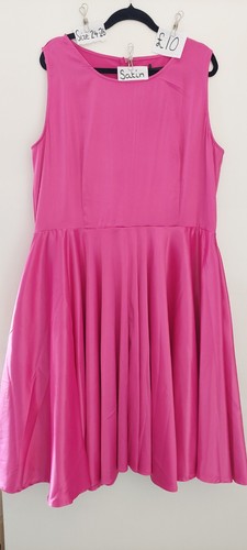Carolina dress room - room, pink