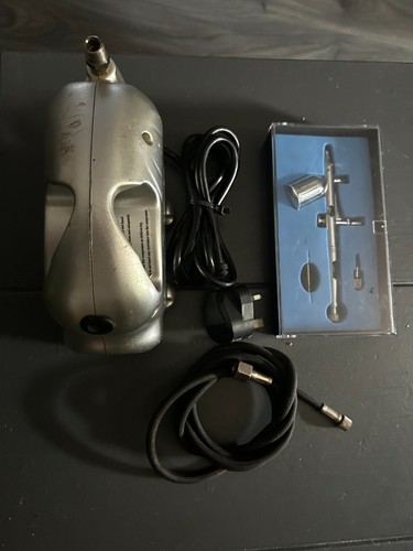 Airbrush paint sprayer for