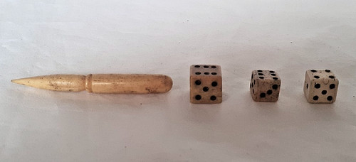 Vintage game pieces small - vintage,